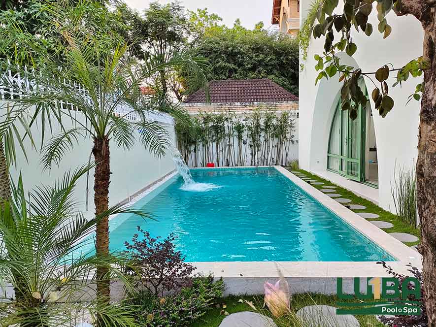 Bể bơi được thiết kế và thi công dọc theo khuôn viên phòng khách